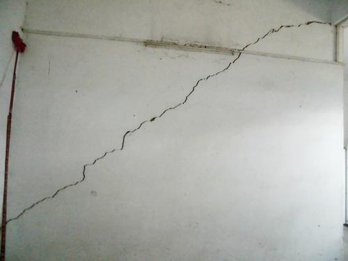 農(nóng)村自建房墻出現(xiàn)了裂縫。為什么？